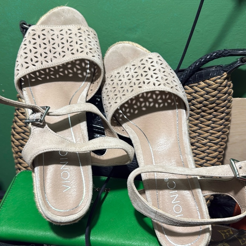 Vionic Sandles